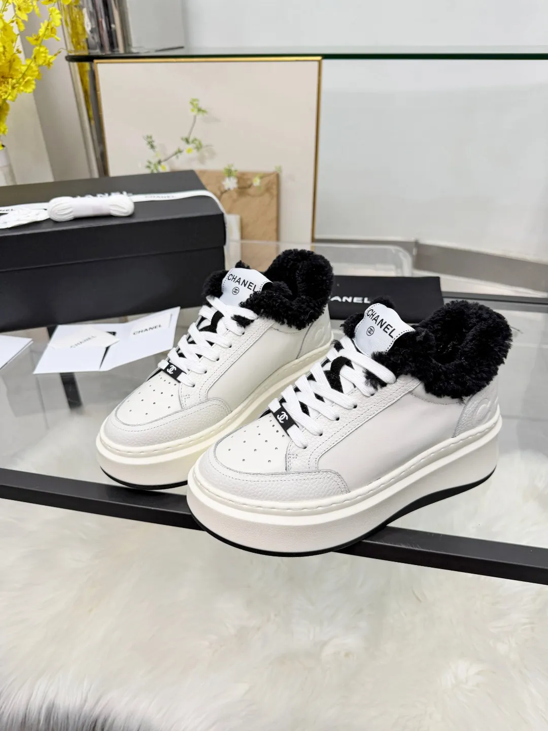 👟👟Ex-factory price 500👟👟 CHANEL 25C new autumn and winter sports shoes official website is available at the same time ❤️ Out of stock at counters. Major bloggers are recommending new styles on social days. This season’s new styles are simply eye-catching and look great on the feet. The casual casual sports style is cool and natural, interpreting Chanel’s fashionable femininity. The overall customization makes all sports shoes on the market at that time obsolete. This series is now available for sale! The upper is made of custom imported pebbled calf leather ➕ custom frosted calf leather. The lining is made of original one-to-one professionally customized mesh. Hardware accessories. Original full set of molds (not common in the market). Original custom molded TPU combination outsole. Height 4 cm. Women's size 35-40.